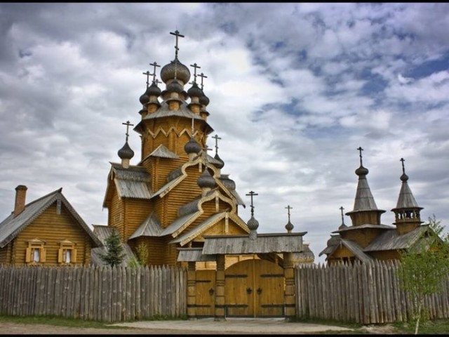 O importantă mănăstire din Donețsk, în flăcări după ce a fost lovită de bombardamentele rusești Video