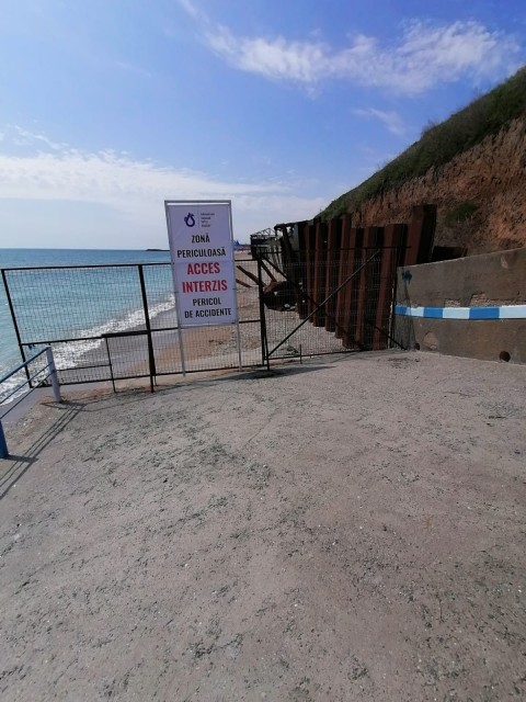 Că tot a început sezonul... faleza din Costinești, pericol pentru turiști și localnici
