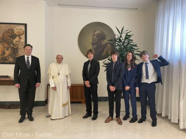 Elon Musk revine pe Twitter şi publică o imagine în care apare alături de papa Francisc