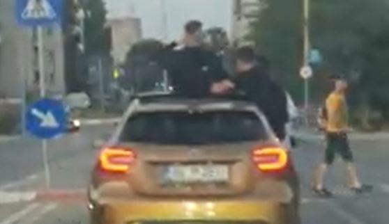 O gașcă de puști teribiliști a ieșit pe geamurile unei mașini, punînd în pericol ceilalți participanți la trafic! Video