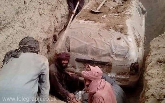 Afganistan: A fost găsită maşina cu care mollahul Omar a fugit de raidurile americane, după atentatele din 9/11