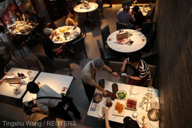 Coronavirus: Locuitorii din Beijing sărbătoresc redeschiderea restaurantelor