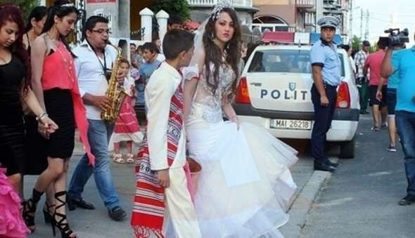 Polițiștii și luptătorii SAS au descins la nuntă, în Constanța: cortul în stradă, iar scena pe trotuar