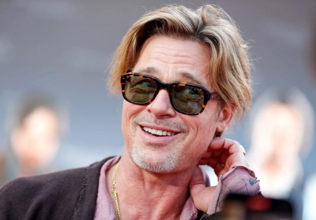 S-a aflat de ce a purtat fustă Brad Pitt. Răspunsul i-a uimit pe fanii actorului