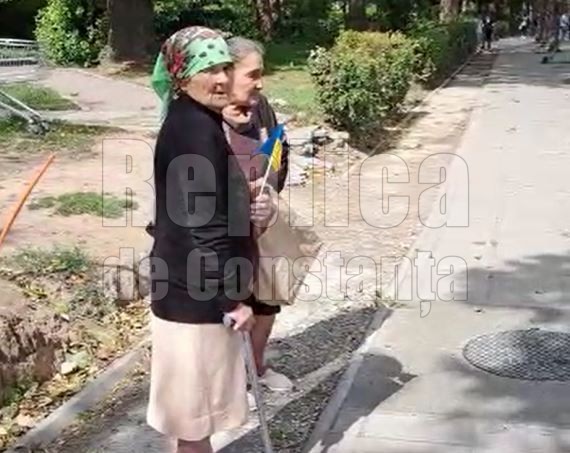 Două bătrâne din Ucraina cântă în stradă, la Constanța, pentru a câștiga o pâine! Video