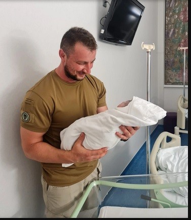 Cel mai cunoscut polițist din România, Marian Godină, a devenit tată!
