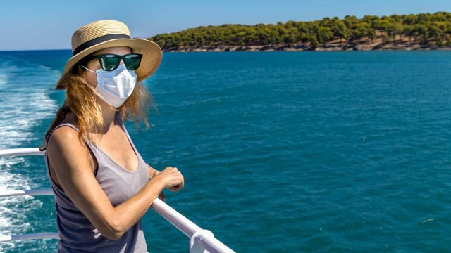 Masca de protecţie revine în Grecia în plin sezon de vacanţe