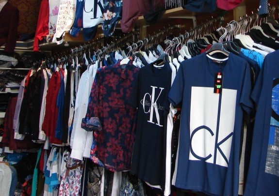 Un magazin din Mangalia vindea haine contrafăcute. Polițiștii au deschis dosar penal
