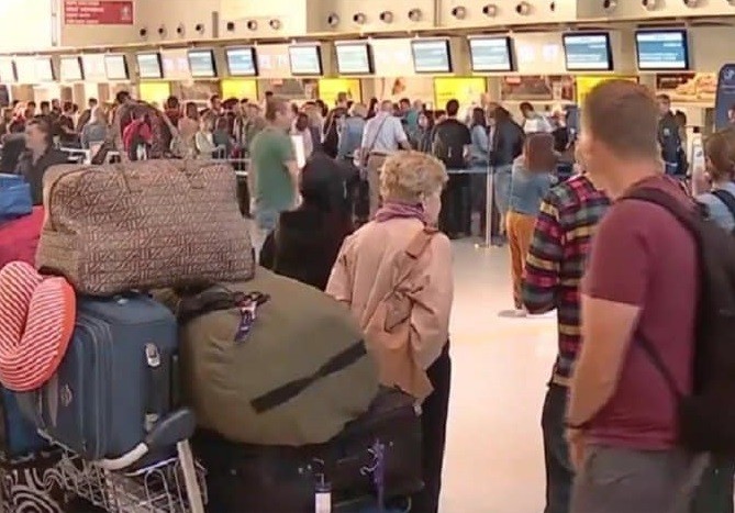 Români revoltați după ce zeci de zboruri au fost anulate: „Să le fie ruşine! Copiii au dormit pe bagaje“