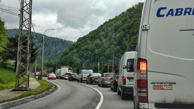 Aglomerație și pe Valea Prahovei. Cozile se întind pe 6 km 