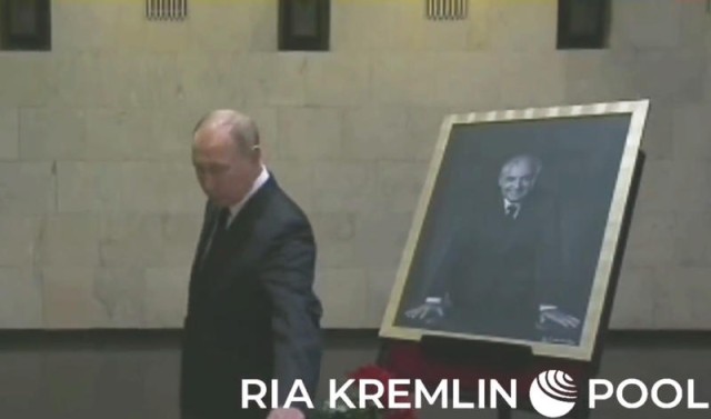Vladimir Putin s-a recules la sicriul lui Gorbaciov timp de 30 secunde