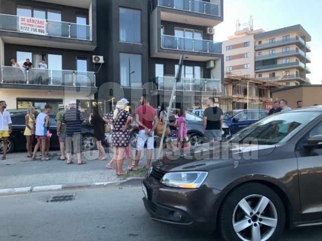 Accident rutier în Mamaia Nord: Un bucureştean a rupt 2 stâlpi şi a lovit o maşină parcată