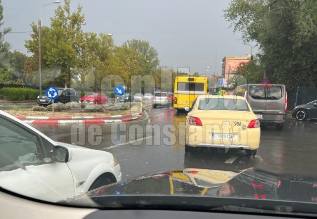 Ambuteiaj în zona Delfinariu, din cauza ploilor torenţiale. Video