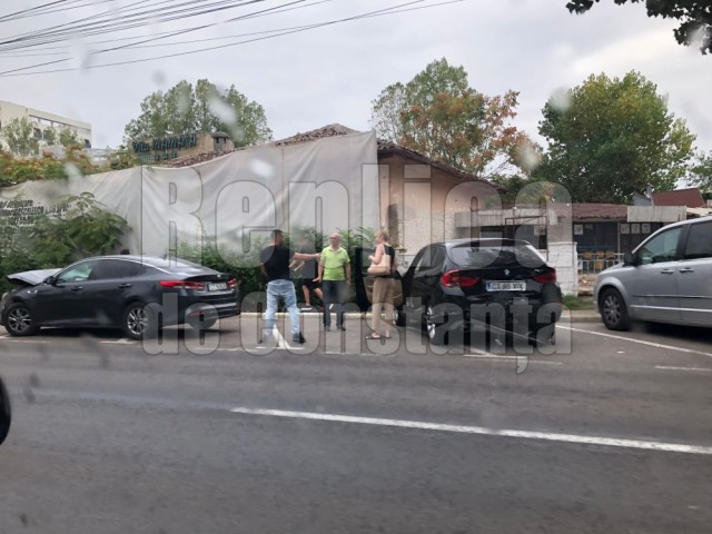Accident rutier cu 2 autoturisme implicate, în Mamaia