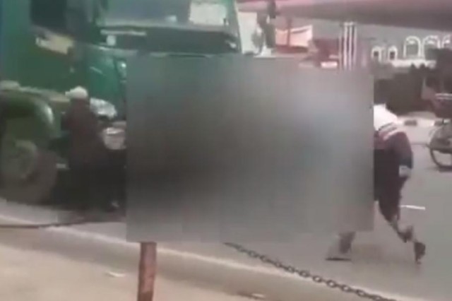 Un tânăr de 18 ani a fost spulberat, după ce s-a aruncat în faţa camionului, pentru un TikTok. Video
