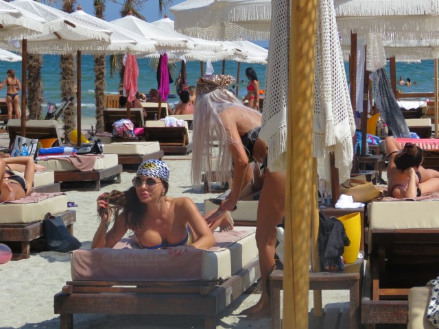 Ana Mocanu, dansatoarea maneliștilor, și o sexy-blondină, show incendiar la Mamaia