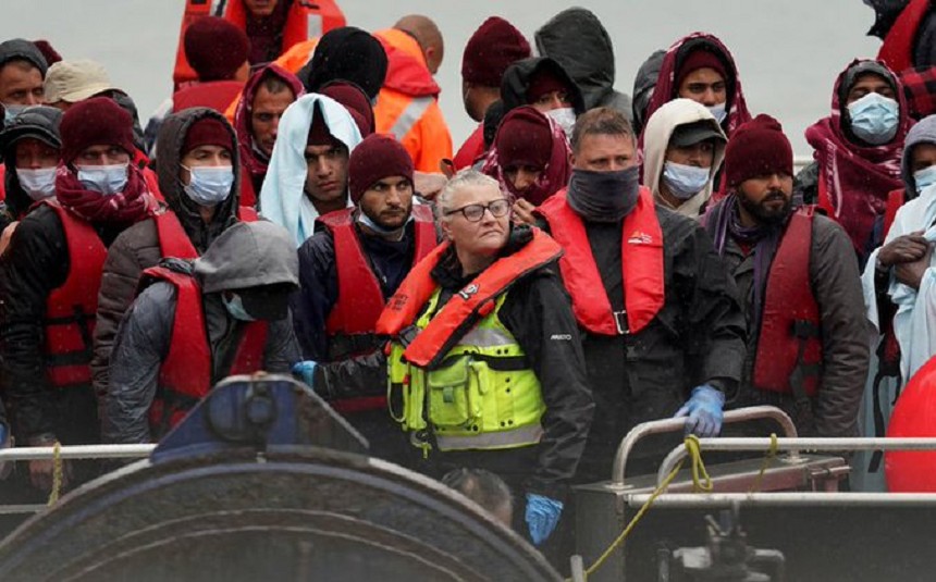 Peste 15.000 de migranţi au sosit în Marea Britanie de la începutul acestui an traversând Canalul Mânecii