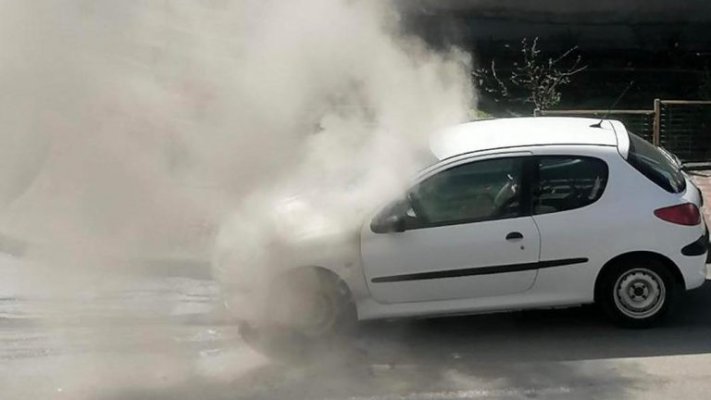 Incendiu în Mangalia: Un autoturism a luat foc
