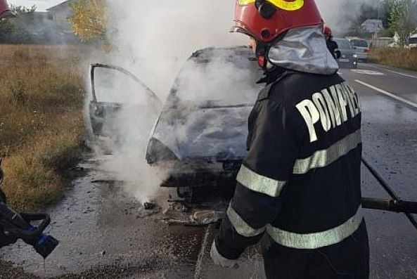Un autoturism a luat foc, în Mangalia