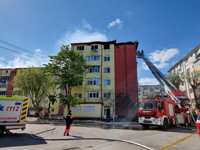 Pompierii au fost solicitați la blocul mistuit de flăcări din Năvodari