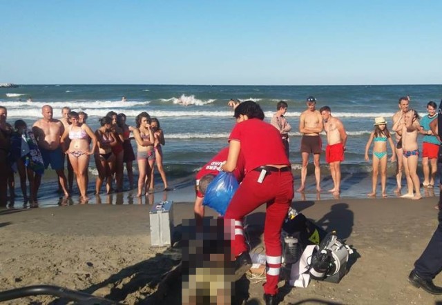 Persoană inconștientă scoasă din apă, pe plaja One Beach din Mamaia Nord