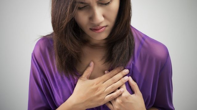 Senzația de apăsare în piept și respirație grea, semne de boli de inimă sau de plămâni. Nu le ignora!