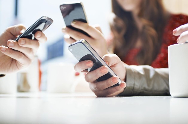 Medic psihiatru, despre dependenţa de telefon: Confortul pe care îl dă accesul la un smartphone are un preţ