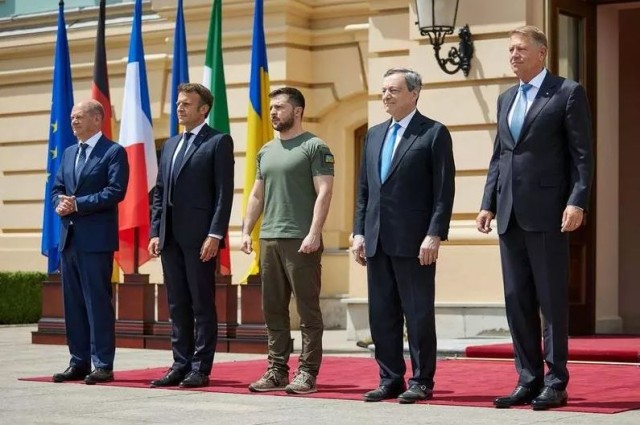 Iohannis, în Ucraina: Trebuie să ne concentrăm pe nevoia de pace şi pe efortul de reconstrucţie