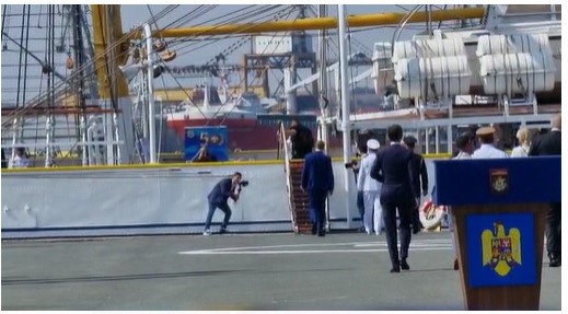 Iohannis, la braț cu Ciucă și Gorghiu, pe bricul Mircea! Video