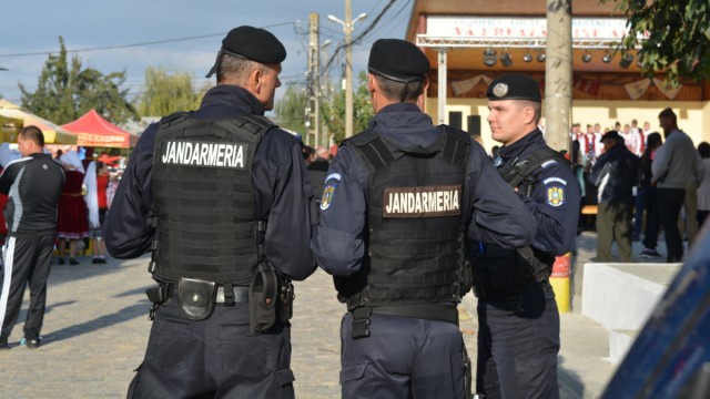Jandarmi bucureșteni împușcați într-o misiune: o armă s-a descărcat din greșeală