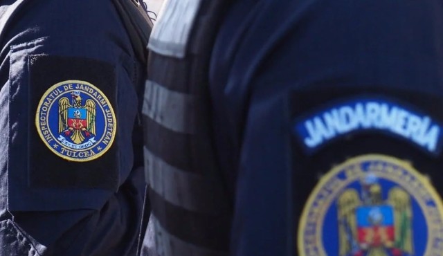 Bărbați depistați de jandarmi cu droguri și briceag asupra lor