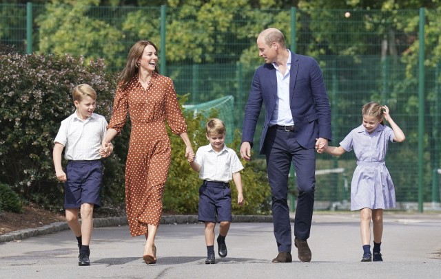 Cei trei copii ai ducelui şi ducesei de Cambridge, în vizită la noua lor şcoală