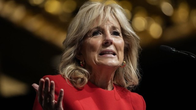 Vaccinată de 4 ori, Prima Doamnă a Americii, Jill Biden, s-a infectat cu Covid