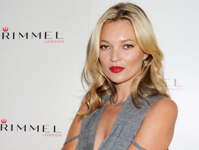Kate Moss, cea mai bună vecină! Supermodelul livrează mâncare bătrânilor