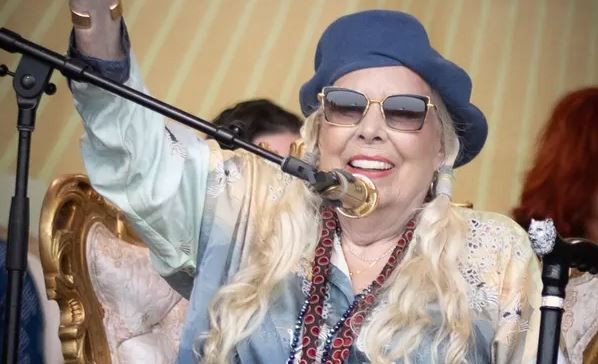 Joni Mitchell a susţinut primul concert live din 2002
