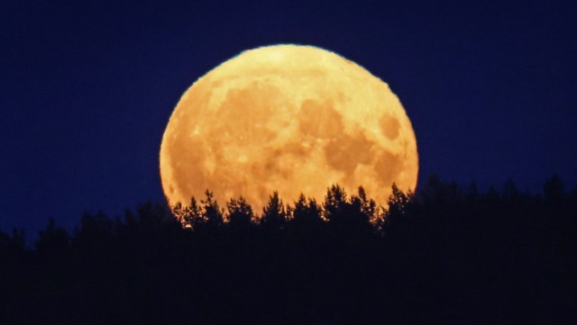 Cum s-a văzut Superluna tunetului, cea mai mare lună plină din 2022
