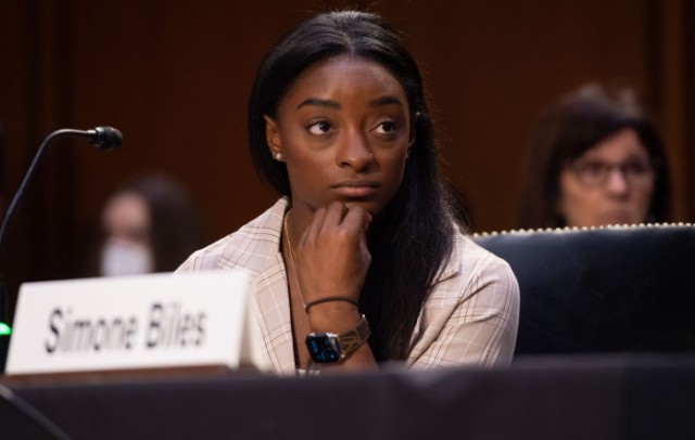 Simone Biles şi celelalte gimnaste americane abuzate solicită un miliard de dolari din partea FBI