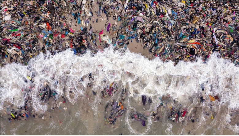 Cum au apărut mormane uriașe de haine pe o plajă, în Africa
