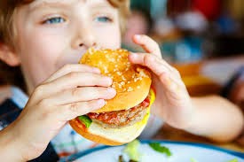 Studiu: copiii și adolescenții au tensiune arterială mărită din cauza mâncării nesănătoase