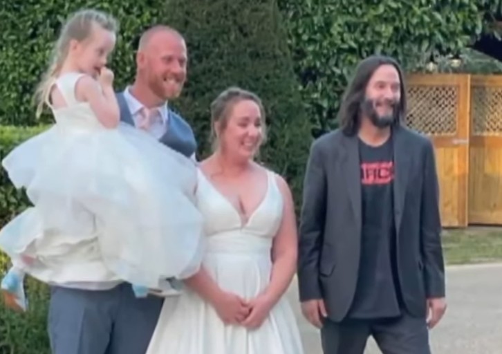 Keanu Reeves a surprins un cuplu proaspăt căsătorit în Northamptonshire. Video