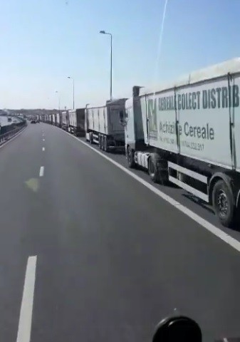 Coadă de TIR-uri încărcate cu cereale, pe A4 și A2: intrarea în Portul Constanța, blocată
