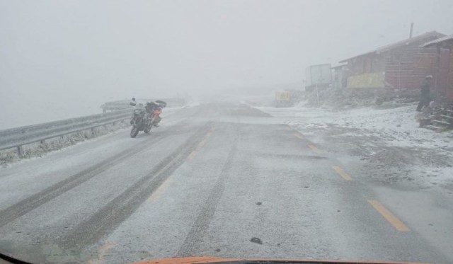 Ninge în mai multe zone ale țării, iar drumarii intervin cu utilaje de dezăpezire