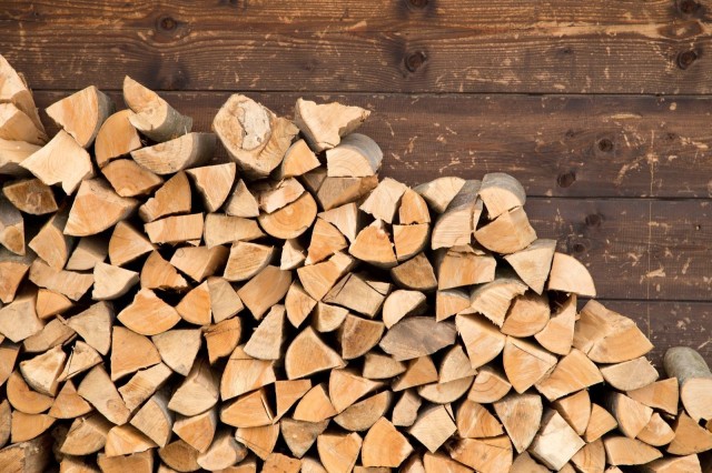 Preţul lemnului utilizat pentru încălzire ar putea fi plafonat pentru 6 luni