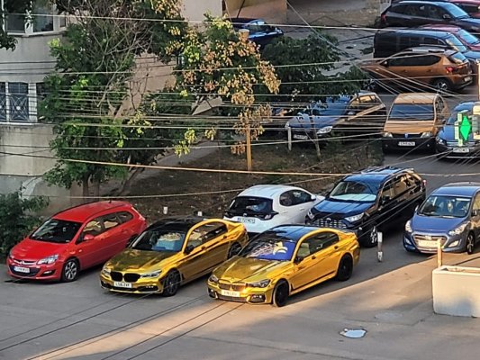 A apărut ”fratele geamăn” al bolidului cu numere de Anglia care parchează pe trotuar!