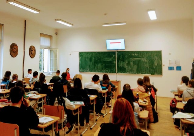 Doi tineri având asupra lor droguri, depistați de jandarmi în curtea unui liceu