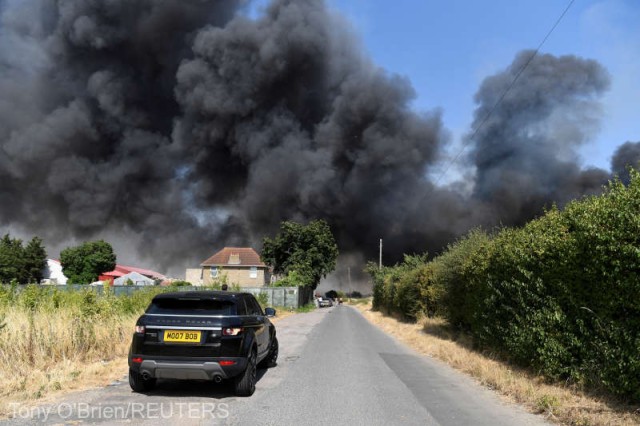 Incendiu spectaculos la est de Londra. Video