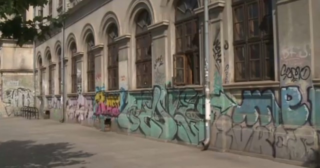Lege promulgată: Amenzi de până la 6.000 de lei pentru desenatul pe garduri și clădiri