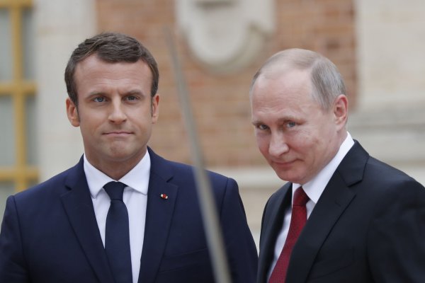 Macron, avocatul diavolului