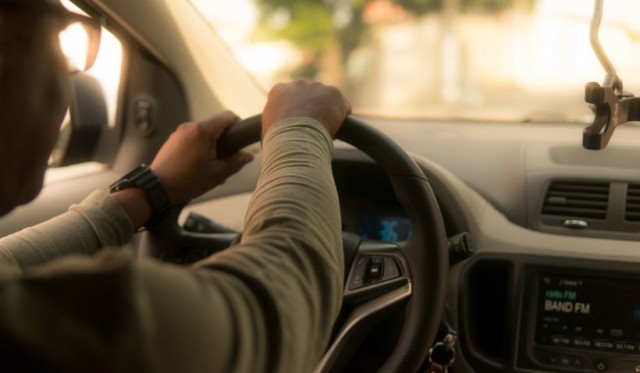 O femeie din Marea Britanie s-a îmbătat și a comandat un Uber pentru a merge în Ucraina