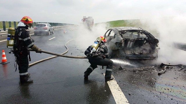 Un autoturism a luat foc, pe autostrada A2